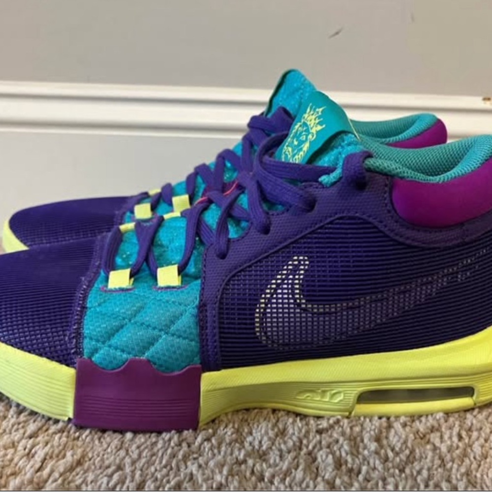 GUC Nike Lebrons Witness 8 size 10